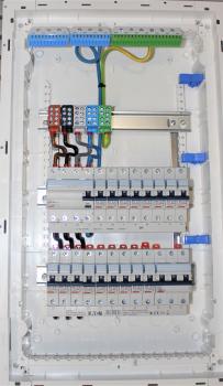 Ftronic Unterverteilung 3-reihig, auf Putz, bestückt mit: 1 Fi und 17 LS B 16 A 1-polig und 1LS B 16 A 3-polig
